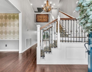 2111 Riverside Drive - Photo Thumbnail 3