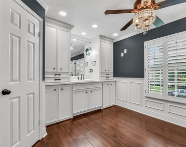 2111 Riverside Drive - Photo Thumbnail 14
