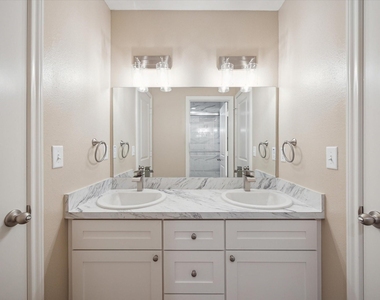 4834 Pine Avenue - Photo Thumbnail 12