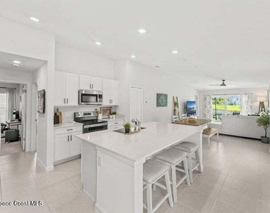661 Papillon Street Sw - Photo Thumbnail 4