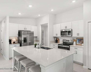 661 Papillon Street Sw - Photo Thumbnail 5
