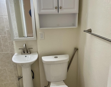1431 Oak Street - Photo Thumbnail 11