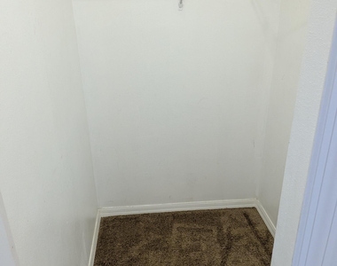 290 Marion Place - Photo Thumbnail 14