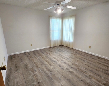 1244 Lakeview Drive - Photo Thumbnail 10