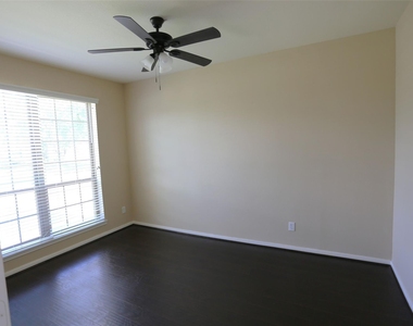 3327 Summerwood Lane - Photo Thumbnail 2