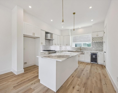 1034 W 17th St Street - Photo Thumbnail 3