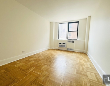 East 79th Street - Photo Thumbnail 3