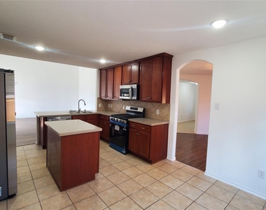 2814 Silver Point Lane - Photo Thumbnail 3