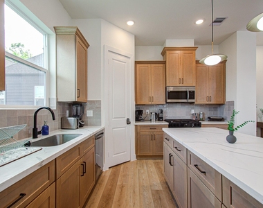 3311 Daphne Street - Photo Thumbnail 6