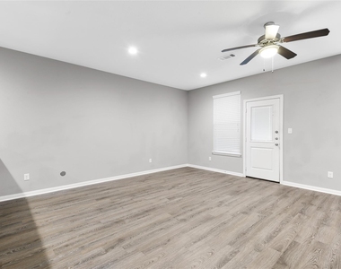 124 Artesian Way - Photo Thumbnail 8