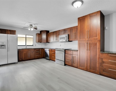 15217 W Pond Woods Drive - Photo Thumbnail 8