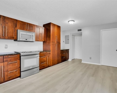 15217 W Pond Woods Drive - Photo Thumbnail 11