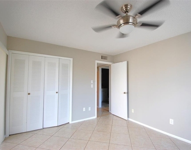 3300 Fox Chase Circle N - Photo Thumbnail 11