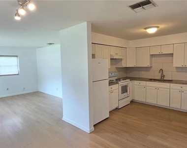410 S Oakwood Avenue - Photo Thumbnail 4