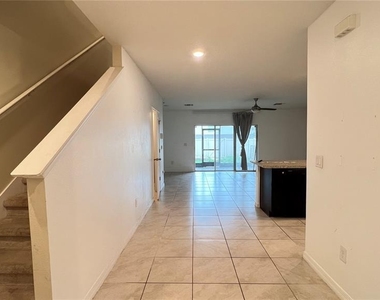 9017 Alba Lane - Photo Thumbnail 4