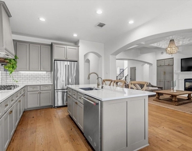 4308 Canoas Drive - Photo Thumbnail 2