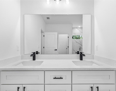 1071 W Hampshire Boulevard - Photo Thumbnail 40