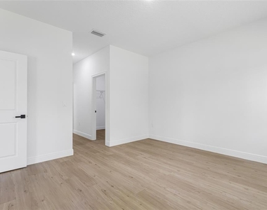 1071 W Hampshire Boulevard - Photo Thumbnail 58