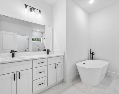 1071 W Hampshire Boulevard - Photo Thumbnail 60