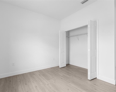 1071 W Hampshire Boulevard - Photo Thumbnail 17