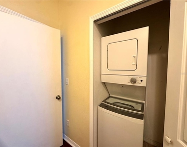10832 Savannah Wood Drive - Photo Thumbnail 18