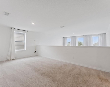 756 Steerview Street - Photo Thumbnail 15
