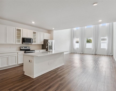756 Steerview Street - Photo Thumbnail 2