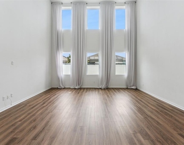 756 Steerview Street - Photo Thumbnail 7