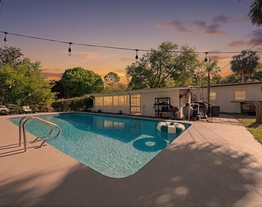 106 E Jinkins Circle - Photo Thumbnail 2
