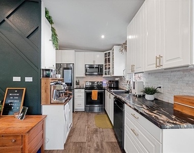 106 E Jinkins Circle - Photo Thumbnail 7