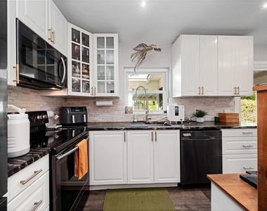 106 E Jinkins Circle - Photo Thumbnail 10