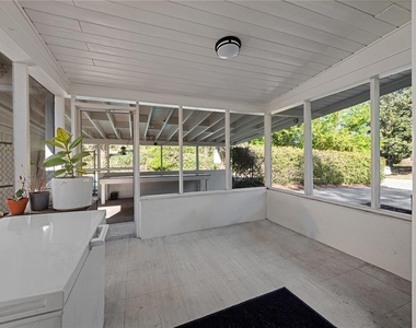 106 E Jinkins Circle - Photo Thumbnail 16