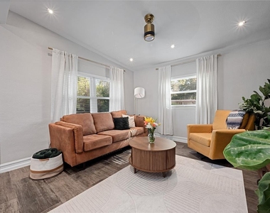 106 E Jinkins Circle - Photo Thumbnail 5