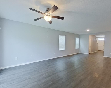 32217 Edson Avenue - Photo Thumbnail 3