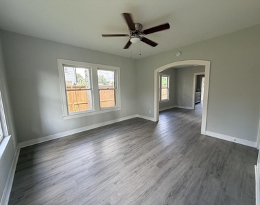 824 Curtin Street - Photo Thumbnail 3