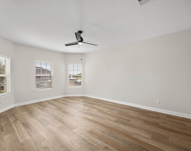 3004 Seaside Cove Court - Photo Thumbnail 8
