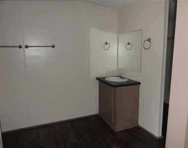 135 Geerts Street - Photo Thumbnail 5