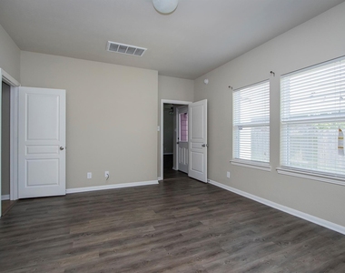 2209 Onyx Court - Photo Thumbnail 16