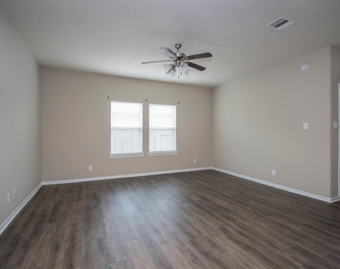 2209 Onyx Court - Photo Thumbnail 14
