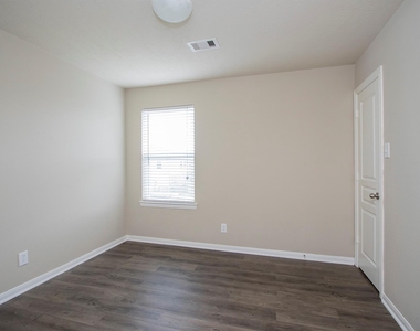 2209 Onyx Court - Photo Thumbnail 25
