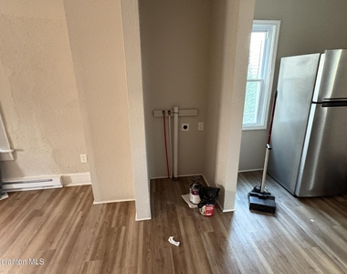 1014 Snyder Avenue - Photo Thumbnail 3