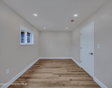 111 S Blakely Street - Photo Thumbnail 16