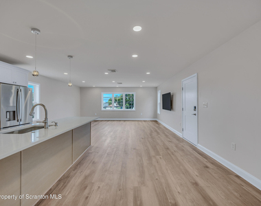 111 S Blakely Street - Photo Thumbnail 8