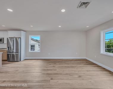 111 S Blakely Street - Photo Thumbnail 7