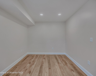 111 S Blakely Street - Photo Thumbnail 10