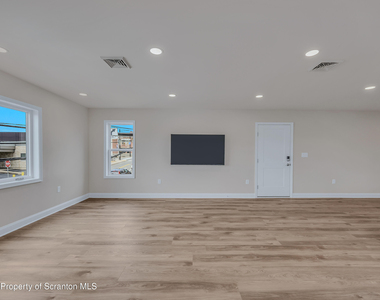 111 S Blakely Street - Photo Thumbnail 6