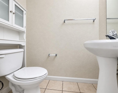 4445 Nw 49th Street - Photo Thumbnail 6