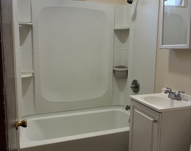 427-429 Shelton Avenue - Photo Thumbnail 3