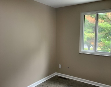 203 Parkwood Dr - Photo Thumbnail 17