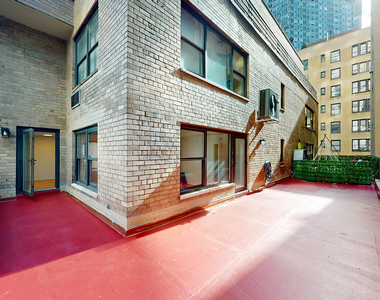 East 55th Street - Photo Thumbnail 5